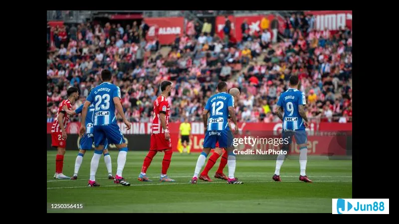 Cầu thủ của Girona và Espanyol giao tranh trên sân cỏ