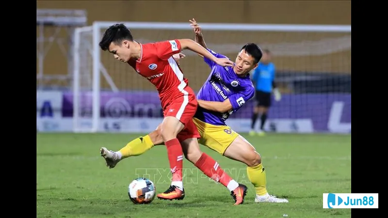 Hà Nội và Viettel chạy đua để tranh giành bóng trong trận đấu kịch tính