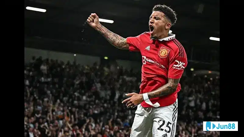 Jadon Sancho trong màu áo đội bóng đang thi đấu trên sân