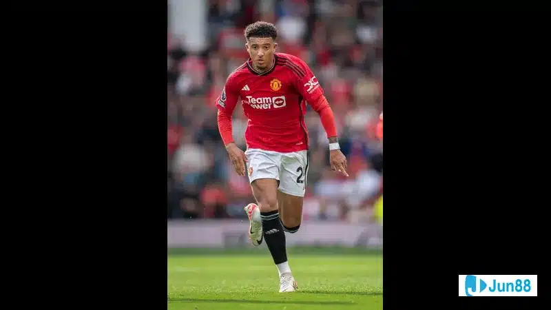 Jadon Sancho thi đấu tại Villa Park trong không khí sôi động