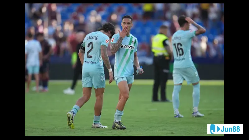 Cầu thủ Real Betis điều chỉnh bóng trước sự áp đảo của cầu thủ Nottingham