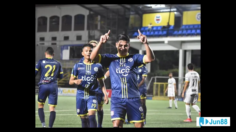 Cầu thủ của Sporting San Jose đang chống đỡ sự áp đảo từ cầu thủ của Guadalupe trong trận…
