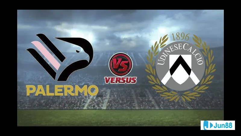 Các cầu thủ Udinese và Palermo tranh chấp quả bóng trên sân cỏ