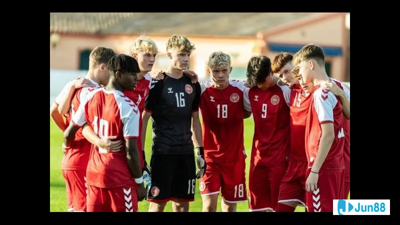 Cầu thủ Đan Mạch U17 vượt qua cầu thủ Andorra U17 trong trận đấu bóng đá - "Đan Mạch U17"