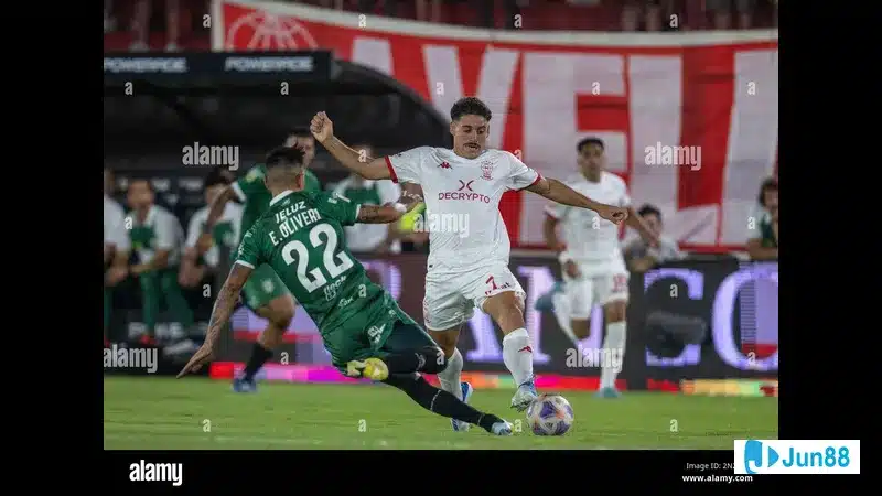 Cầu thủ của Huracan vượt qua cầu thủ của Banfield để tiến lên phía trước trên sân cỏ