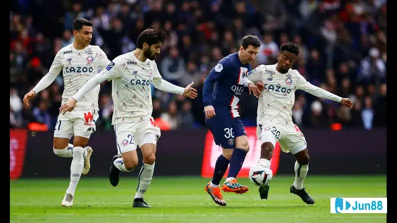 Cầu thủ của đội PSG đang nỗ lực chống chọi với cầu thủ của đội Lille để giành quyền kiểm…