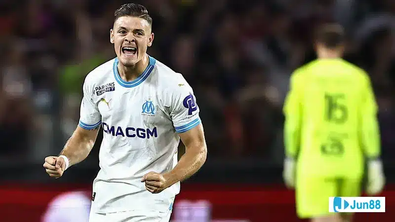 Cầu thủ của Metz cố gắng ngăn chặn cầu thủ của Marseille đi bóng