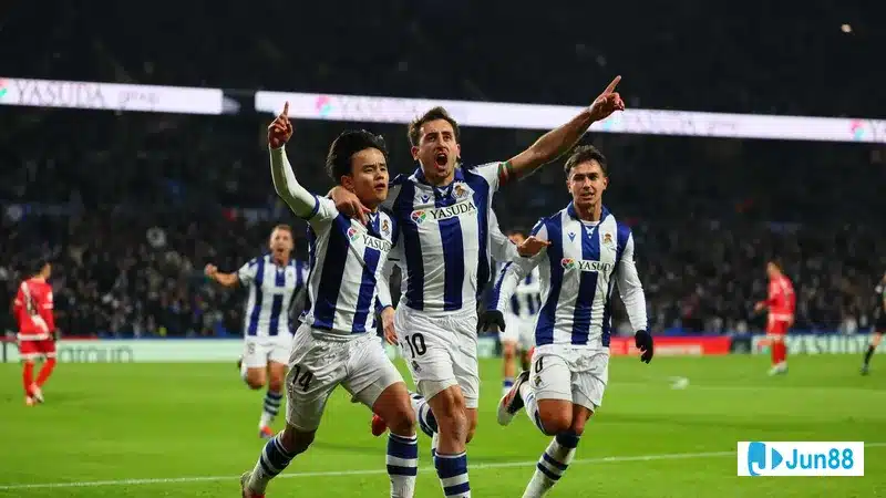 Cầu thủ của Real Sociedad tung cú sút mạnh vào khung thành Rayo Vallecano trong trận đấu