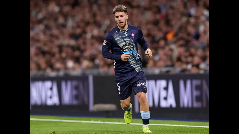 Cầu thủ Albacete vượt qua hậu vệ Celta Vigo với kỹ thuật điều khiển bóng tinh tế