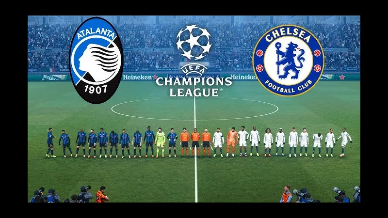 Cầu thủ Atalanta đang mạnh mẽ tranh chấp bóng với cầu thủ Chelsea trên sân cỏ Cầu thủ Atalanta đang mạnh mẽ tranh chấp bóng với cầu thủ Chelsea trên sân cỏ