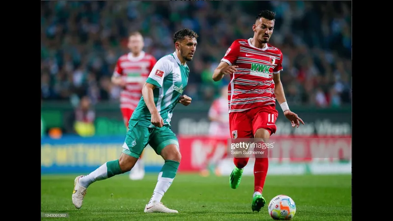 Cầu thủ của Augsburg với quả đá mạnh mẽ vào khung thành của Werder Bremen