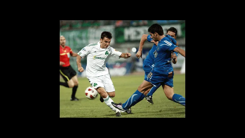 Cầu thủ đội Kavala chống lại sự áp đảo của cầu thủ đội Panathinaikos trên sân cỏ Cầu thủ đội Kavala chống lại sự áp đảo của cầu thủ đội Panathinaikos trên sân cỏ