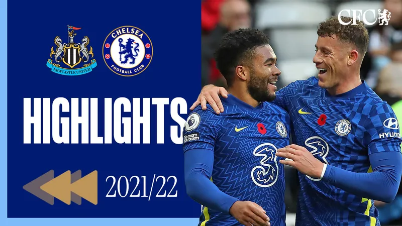 Cầu thủ Newcastle với bóng trước cầu thủ Chelsea trong trận đấu