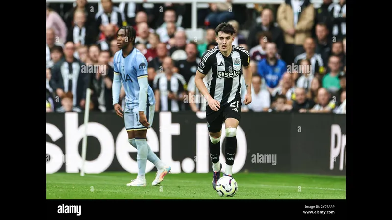 Cầu thủ Newcastle với sự quyết tâm vượt qua hậu vệ Tottenham để tiến vào vòng cấm địa.