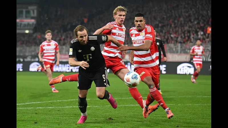 Cầu thủ Bayern Munich với quyết tâm dứt điểm vào khung thành đối phương trong trận đấu với…