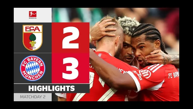 Cầu thủ Bayern Munich và Augsburg cạnh tranh quả bóng trên sân cỏ