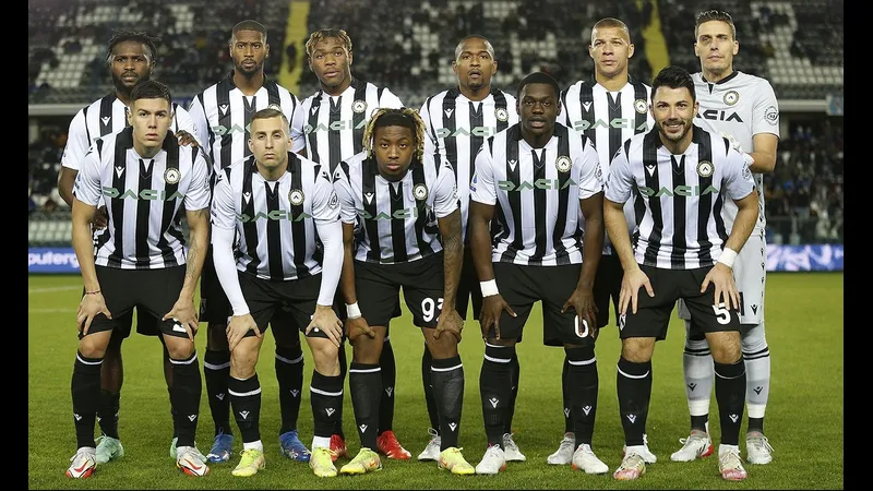 Cầu thủ Udinese chạy nhanh trước sự áp đảo của Verona Cầu thủ Udinese chạy nhanh trước sự áp đảo của Verona