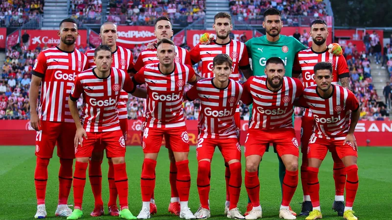 Cầu thủ Girona chạy nhanh với bóng trước Alaves Cầu thủ Girona chạy nhanh với bóng trước Alaves