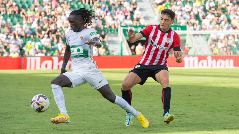Cầu thủ Athletic Bilbao và Elche đang tranh chấp bóng trên sân
