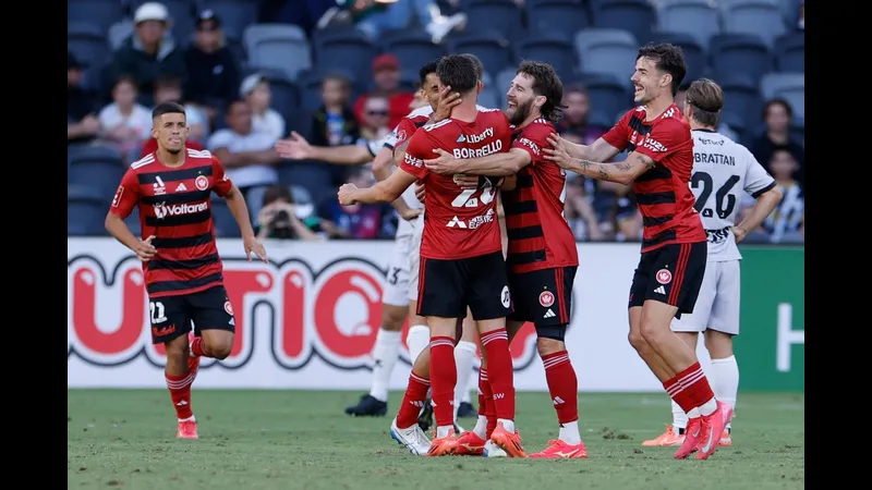Cầu thủ đội Western Sydney Wanderers vươn cao ghi bàn trong trận đấu với Central Coast…