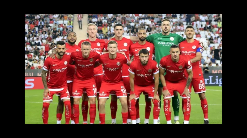 Cầu thủ Kayserispor tiếp bóng trước sự áp sát từ cầu thủ Antalyaspor Cầu thủ Kayserispor tiếp bóng trước sự áp sát từ cầu thủ Antalyaspor