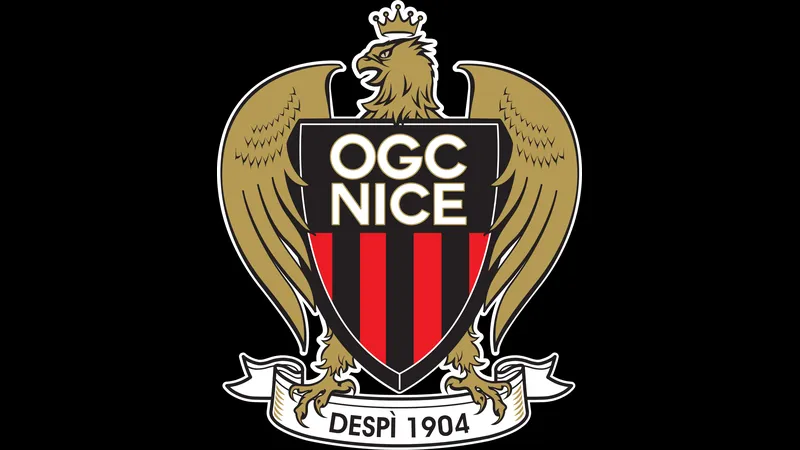 Cầu thủ Nice và Lorient tranh chấp bóng trên sân cỏ