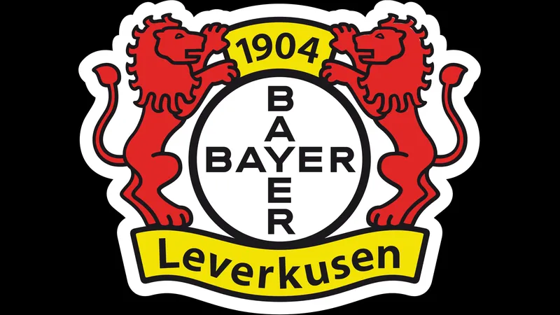 Cầu thủ Olympiakos và Bayer Leverkusen tranh chấp bóng trên sân