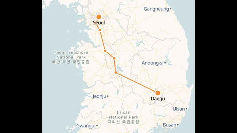 Cầu thủ Deagu và Seoul E tranh chấp quả bóng trên sân cỏ