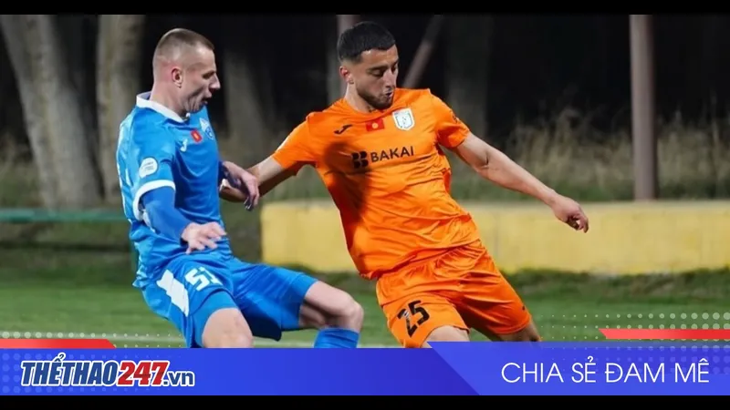 Hai cầu thủ của Kyrgyzaltyn và Muras United tranh chấp trên sân