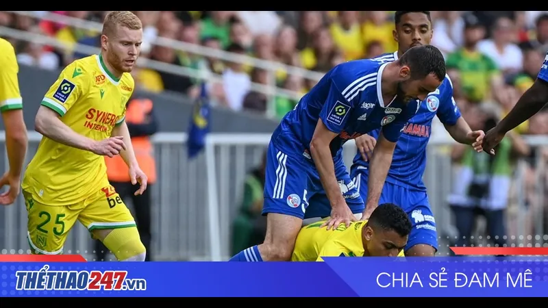 Cầu thủ Nantes và Strasbourg tranh chấp quả bóng trên sân Cầu thủ Nantes và Strasbourg tranh chấp quả bóng trên sân