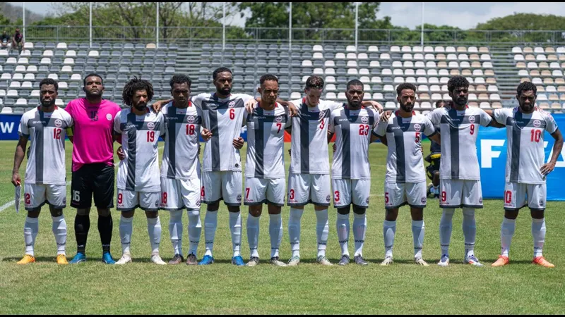 Cầu thủ New Caledonia và Jamaica tranh chấp quả bóng