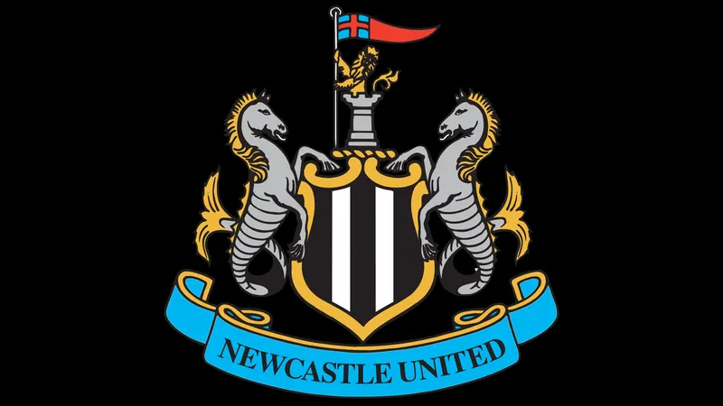 Cầu thủ Newcastle dứt điểm mạnh mẽ trong trận đấu với Sunderland Cầu thủ Newcastle dứt điểm mạnh mẽ trong trận đấu với Sunderland