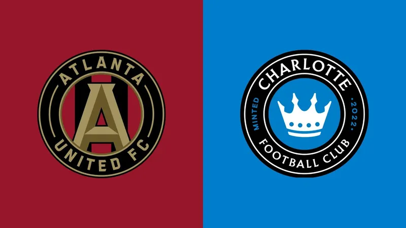 Cầu thủ Charlotte và Atlanta United đấu tranh giành quả bóng
