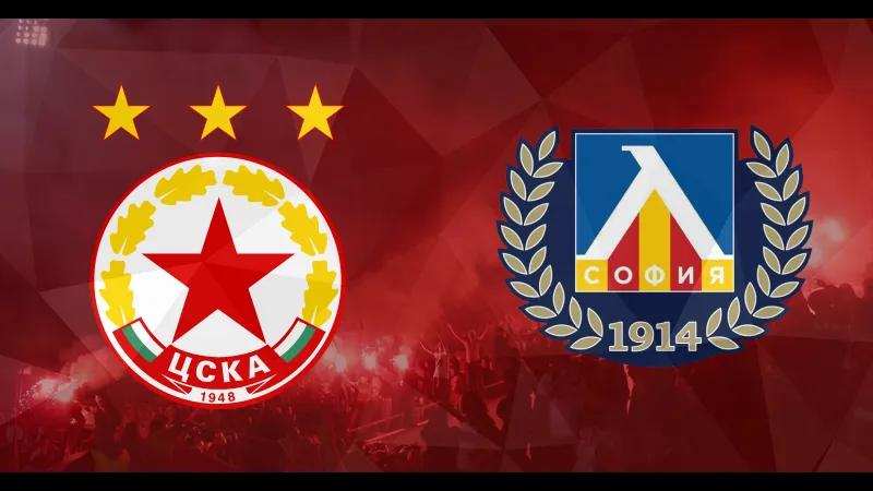 Cầu thủ CSKA Sofia và Levski Sofia tranh chấp bóng trên sân cỏ