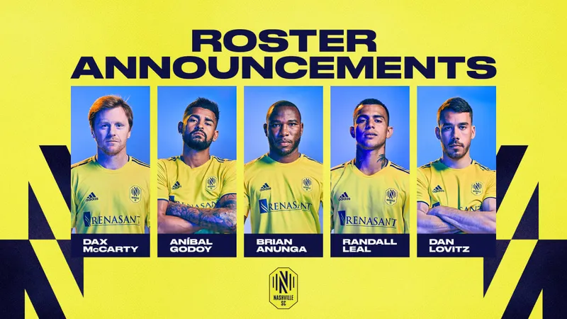 Cầu thủ Nashville và Tigres UANL đấu tay đôi trên sân cỏ